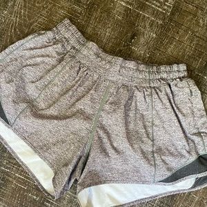 Lululemon Hottie Hot 2.5 Shorts Size 8